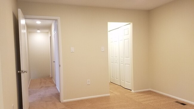 Building Photo - Renovated townhouse in established Frederi...