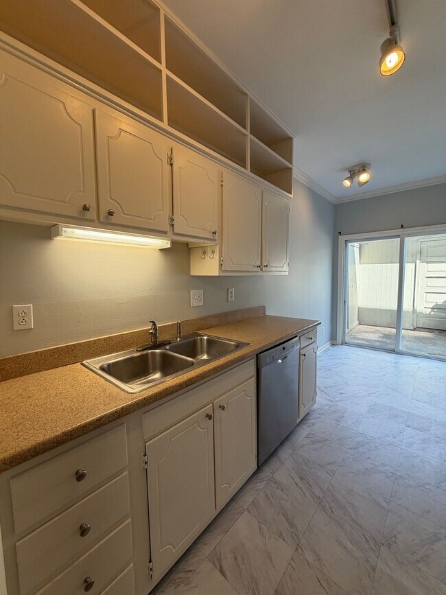 Building Photo - End unit townhouse in South Park