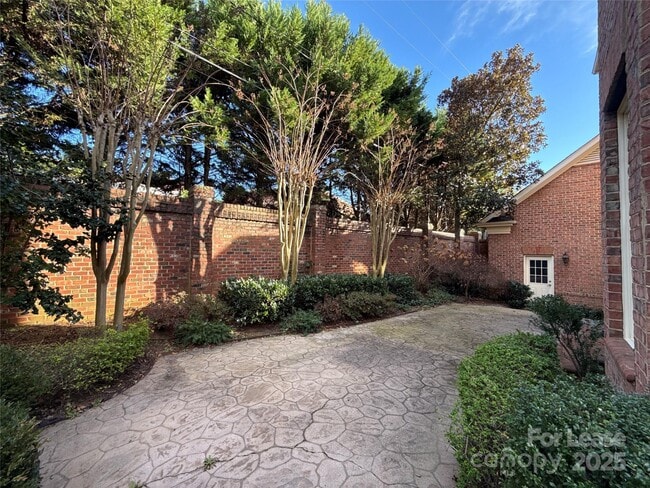 Building Photo - 1109 S Kings Dr