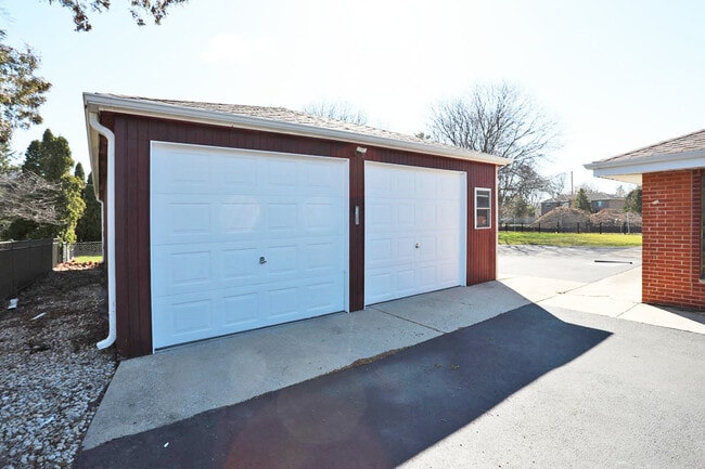 Building Photo - 409 Lexington Dr