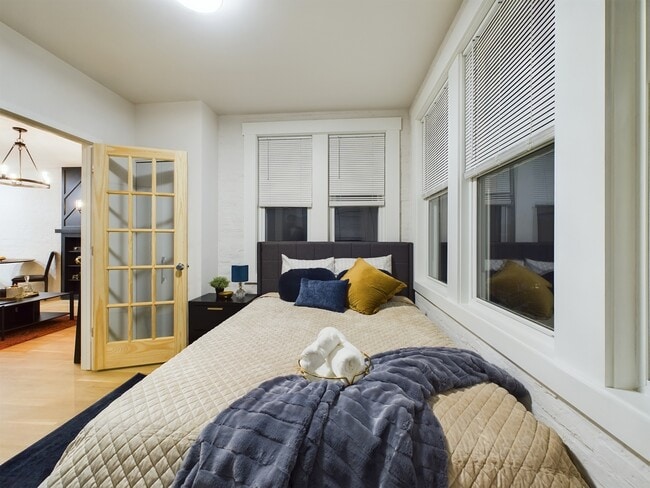 Building Photo - 2437 W Walton St