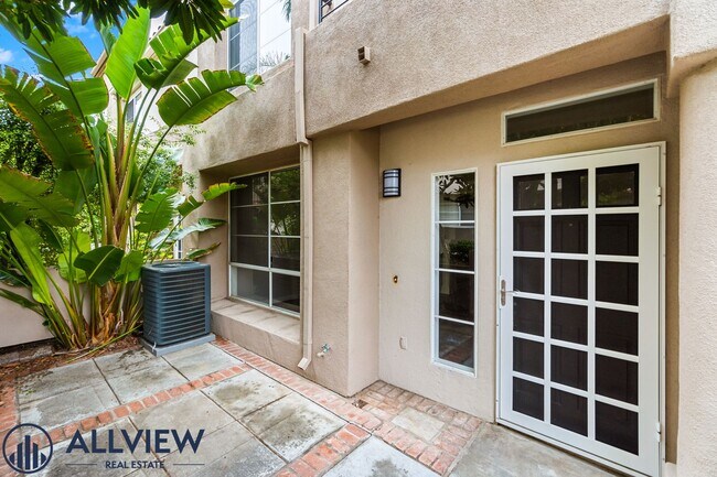 Building Photo - Updated 3 Bed, 2.5 Bath Home Available in ...