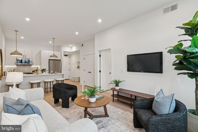 Building Photo - 30 W Allens Ln