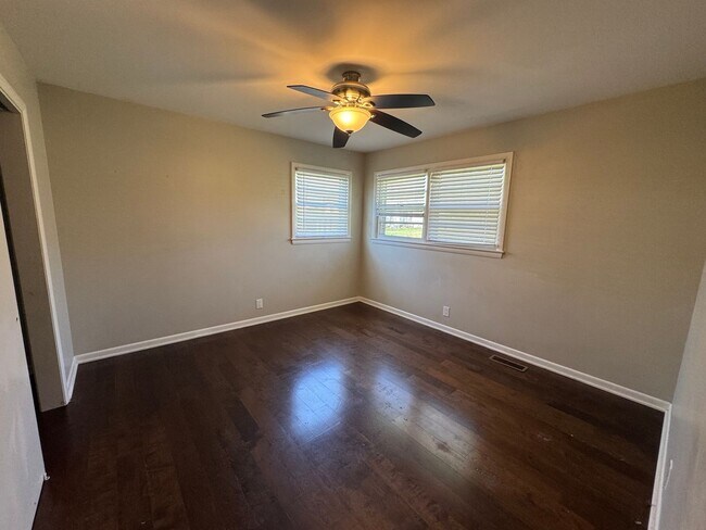 Building Photo - 3 Bedroom Home in Murray