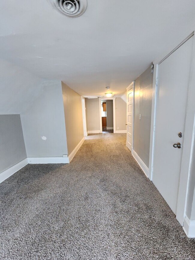 Building Photo - SUPER CLEAN 1 Bedroom Apt For Rent