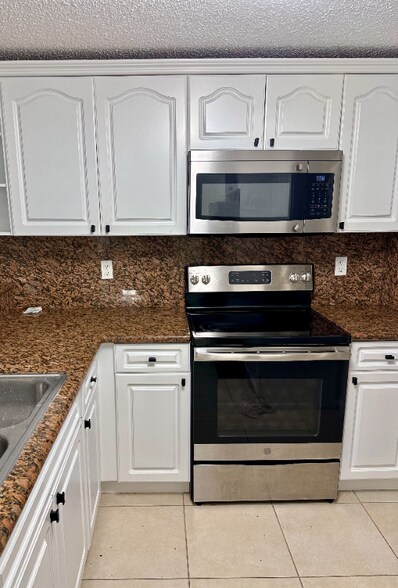 Building Photo - 2691 Albatross Rd N