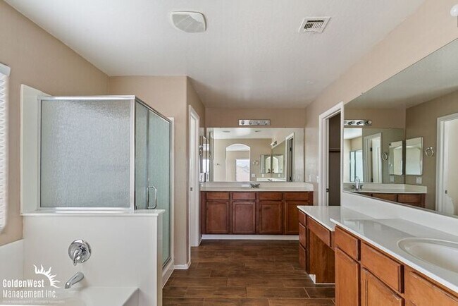 Building Photo - Beautiful 3Bdm 3Ba Home with Loft in Prime Surprise!