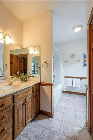 Master Bathroom - 104 Woodsway Ct