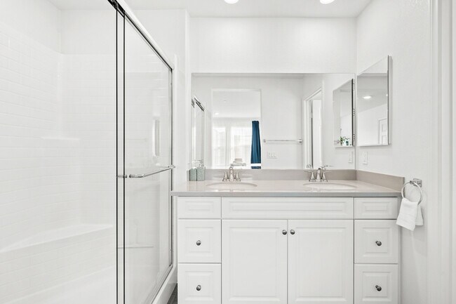 Building Photo - Fully Furnished with appliances Ontario Townhouse