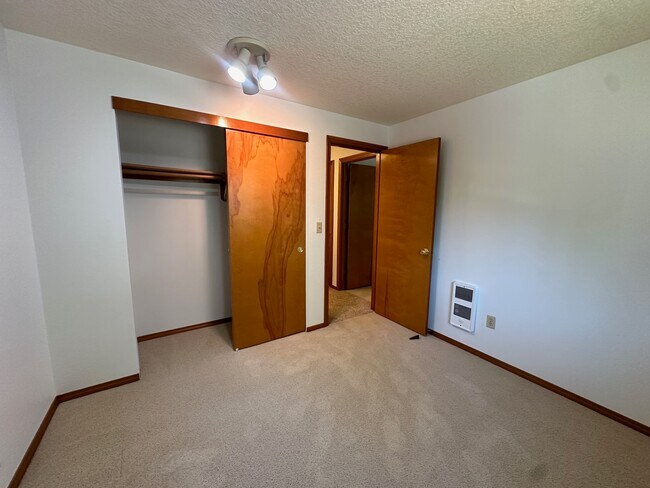 Building Photo - 7460 SW Elmwood St