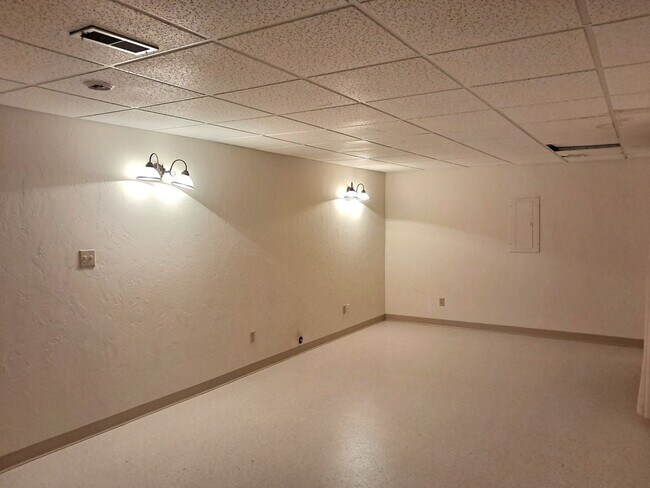 Building Photo - $2,595 - 4 Bed / 3 Bath Home with Fully Fe...