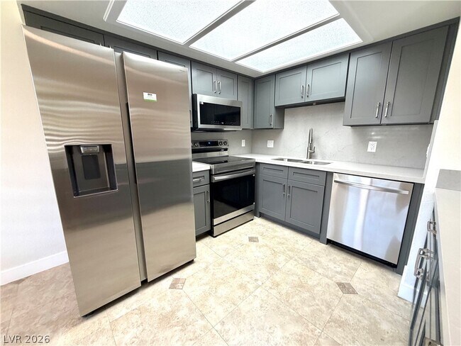Building Photo - 920 Rockview Dr