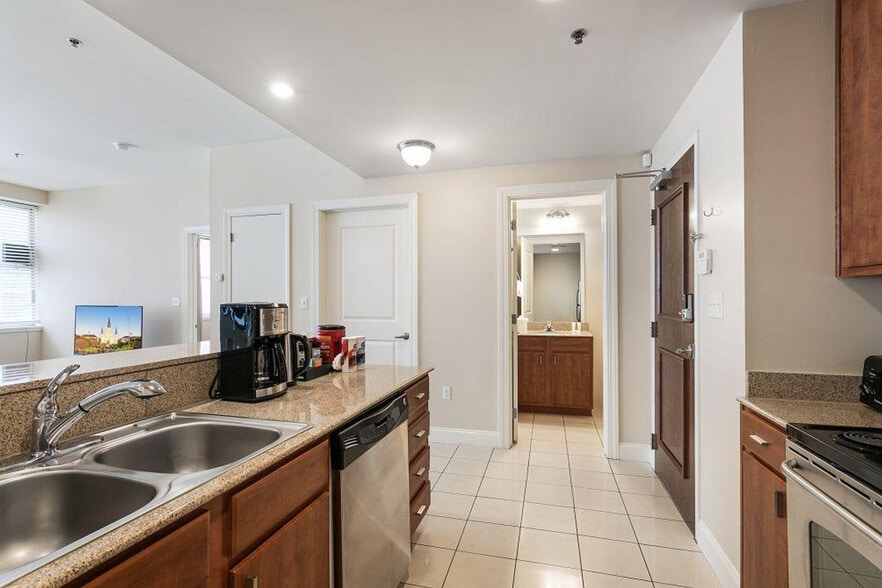 Building Photo - 925 Common St