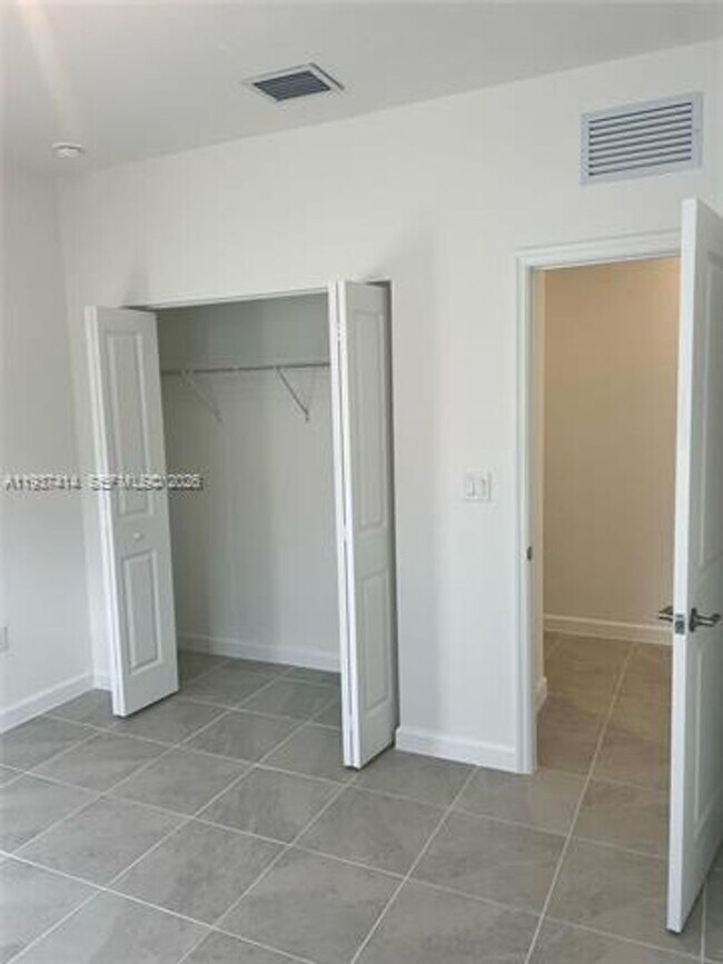 Building Photo - 2422 SE 30th St