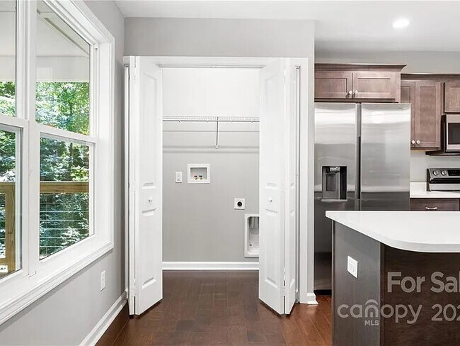 Building Photo - 10 Beryl Ct