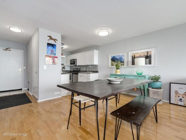 Building Photo - 1850 N Clark St