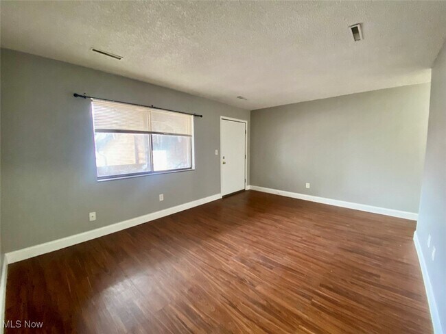 Building Photo - 2595 Terrace Ave