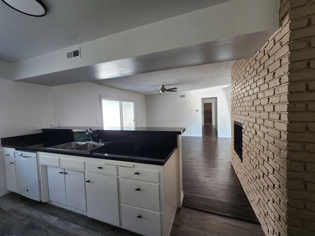 Building Photo - Beautiful Newly Renovated 3 Bedroom 2 Bath...