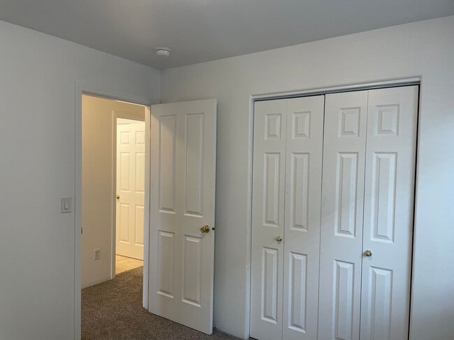 Building Photo - Nice 3 Bedroom 2 Bathroom Downstairs Apart...