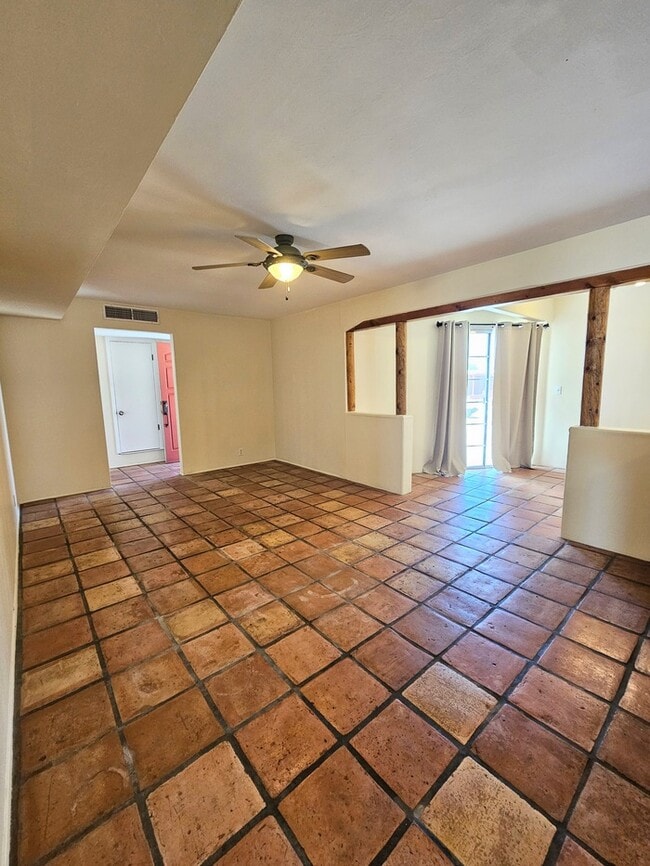 Building Photo - Spacious 3 bd 2 bath home.