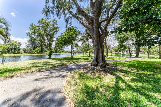 Building Photo - 2200 S Cypress Bend Dr