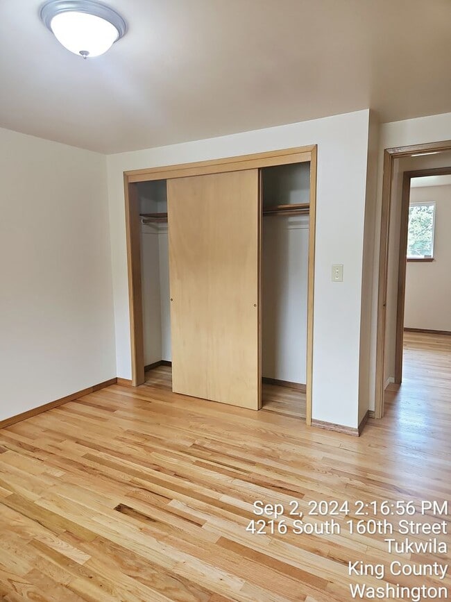 Building Photo - Tukwila/SeaTac daylight rambler - large home for rent - 4 bedrooms 2 bathrooms with 2 kitchens - ...