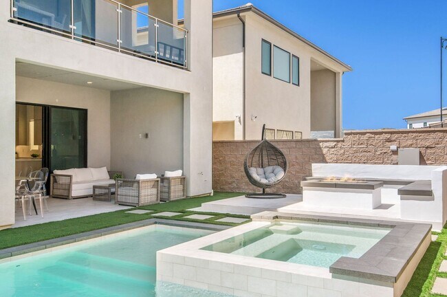 Building Photo - Fantastic 5 bed 4.5 bath with Pool in Porter Ranch !