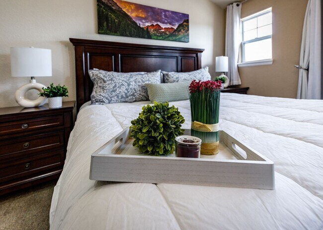 Building Photo - Fully Furnished Downtown 2 Bed, 4 Bath Executive Townhouse