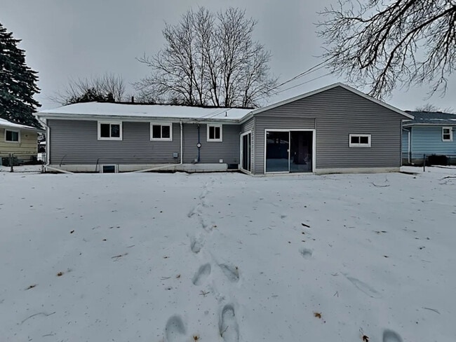 Building Photo - 3021 Commodore Dr