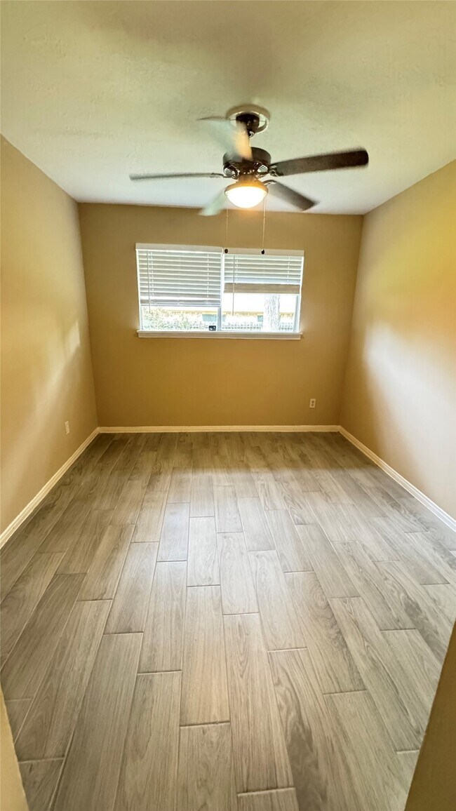 Building Photo - 3303 Glen Spring Dr