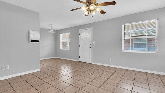 Building Photo - Unfurnished/Annual Rental 1br/ba/1 carport...