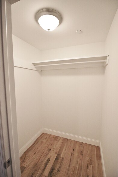 Building Photo - 37 Pine St