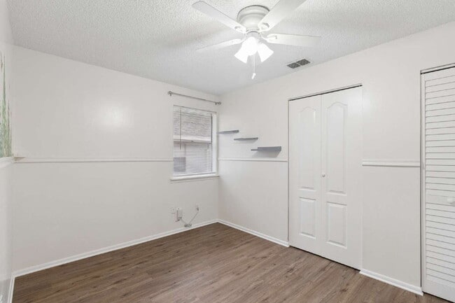 Building Photo - This 3/2 Beautiful Villa-Style Condo on Desirable Coverplace Community of Palm Harbor!