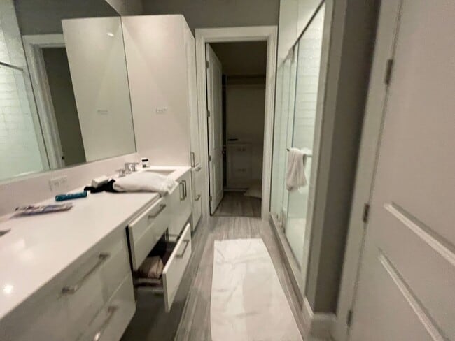 Building Photo - 2 Bed condo in downtown Houston