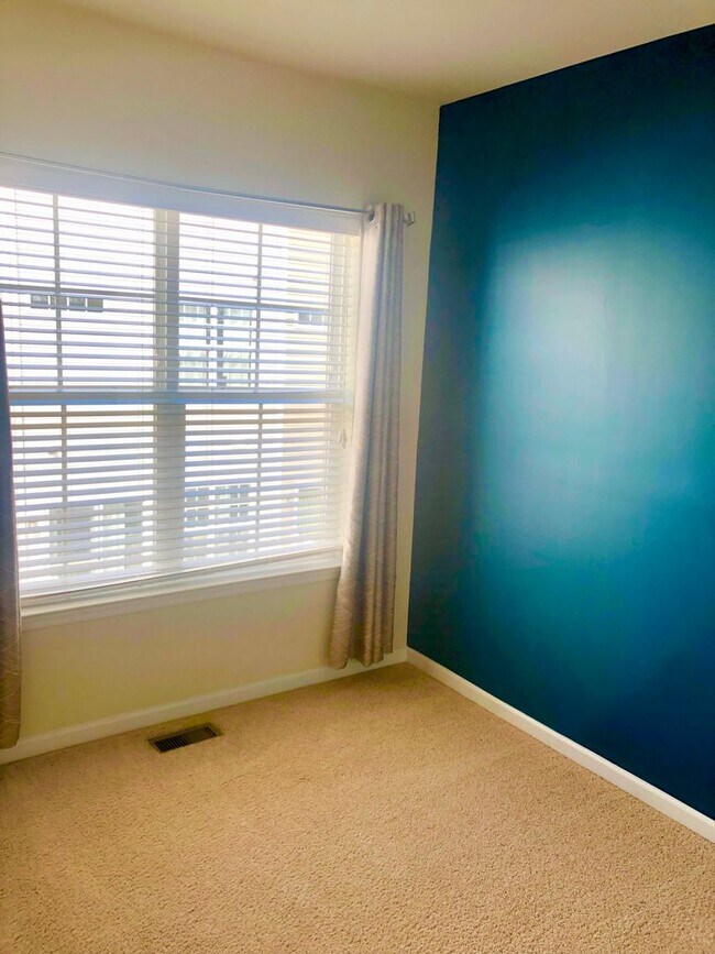 Building Photo - Spacious 2 BR/2.5 BA Townhome in Beltsville!