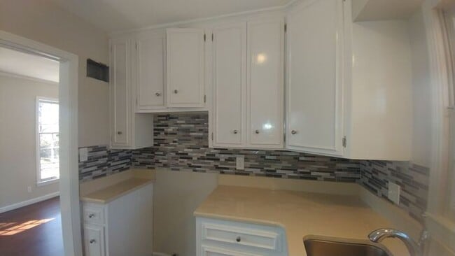 Building Photo - Charming 2 bedrooms and 1 bath home located on Sagamore Rd in Leawood, KS