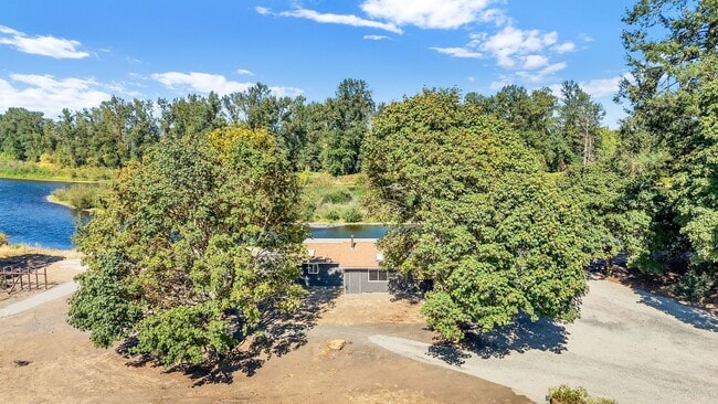 Building Photo - 39601 Santiam Bluffs Rd NE