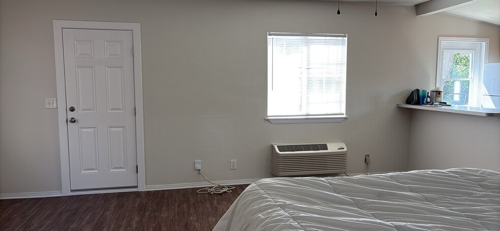 Building Photo - 2405 W Monterey Ave