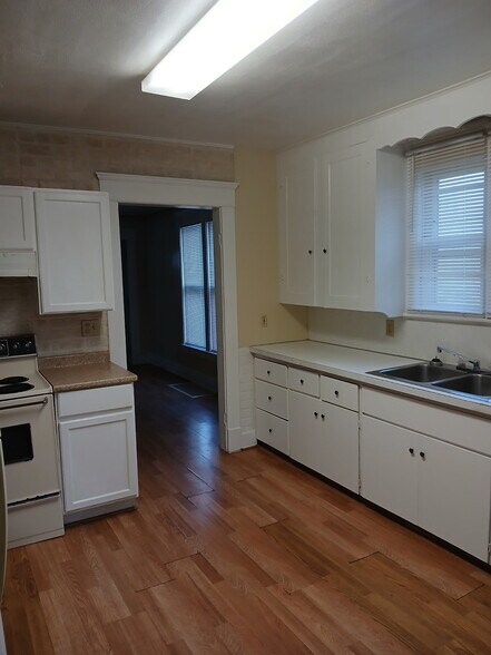 Building Photo - 608 N Henry St