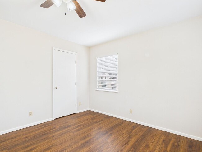 Building Photo - Established Nieghborhood