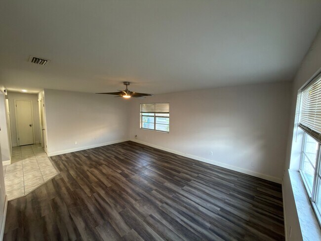 Building Photo - 3010 Catherine Dr