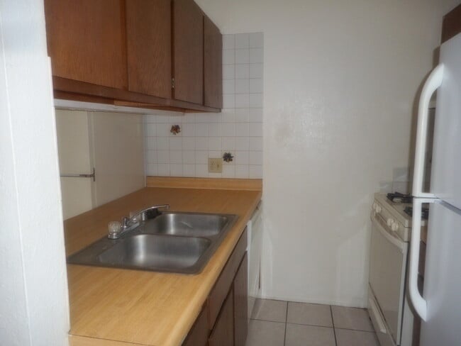 Building Photo - 618 White Cliffs Dr