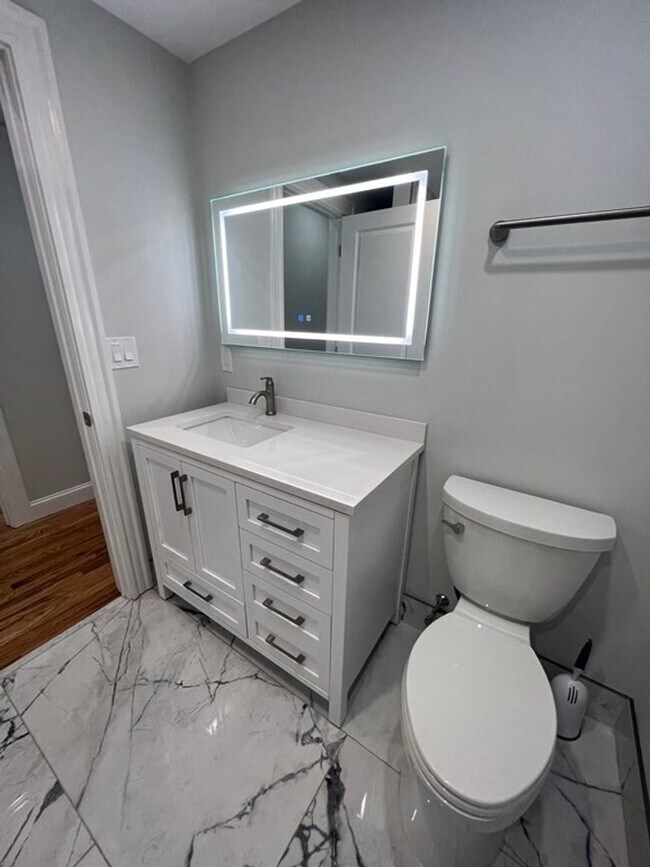 Building Photo - Huge 4 Bed 2 Bath in Dorchester