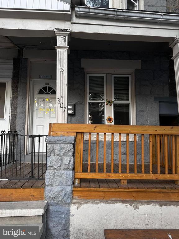 Building Photo - 307 McKnight St