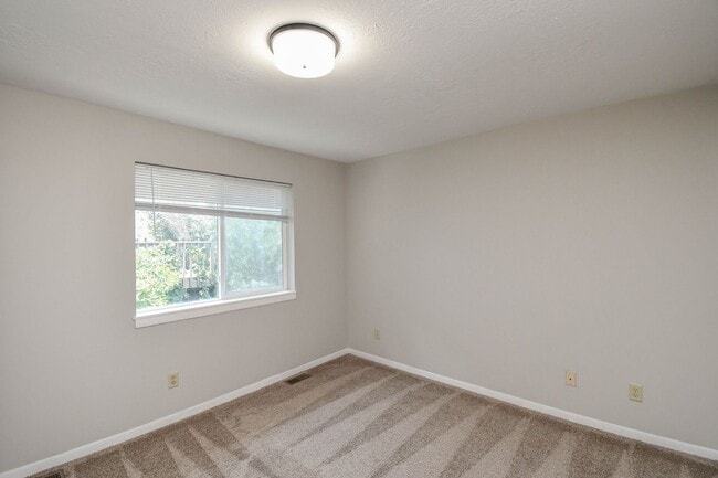 Building Photo - 1115 N Duluth Ave