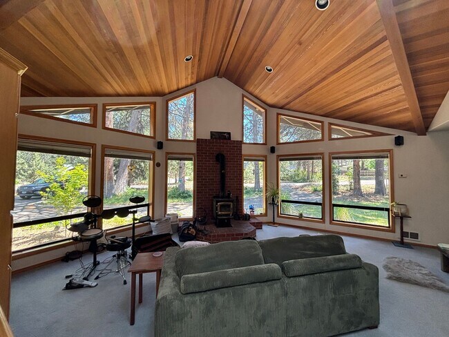 Building Photo - Stunning 3 Bed/ 2.5-Bath Home on the River...
