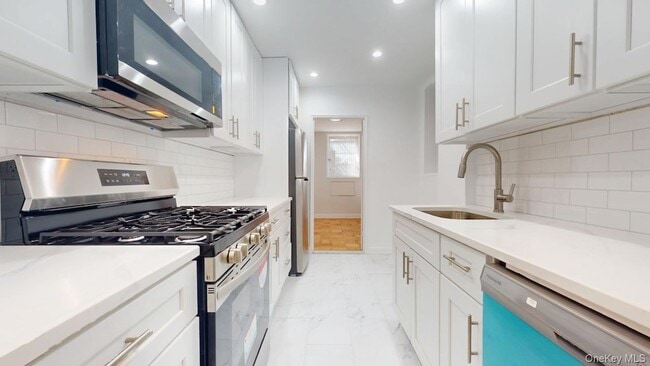 Building Photo - 66-15 Thornton Pl