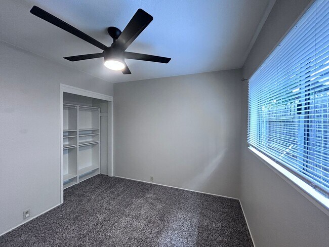 Building Photo - Three Bedroom Two Bathroom Home with Den/Home Office