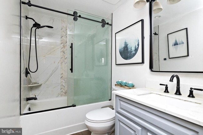 Building Photo - 46 Roosevelt Ave