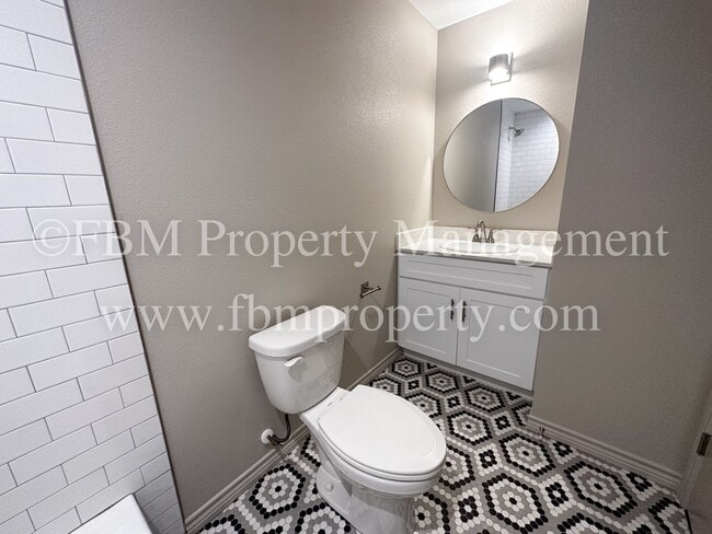 Building Photo - 1203 N Clay St